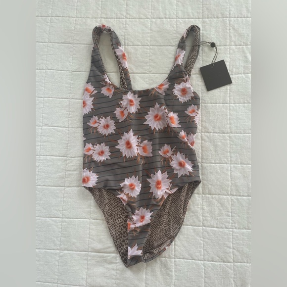 Acacia Swimwear NWT Palm Springs one price in Dragon Stripe - Picture 3 of 6